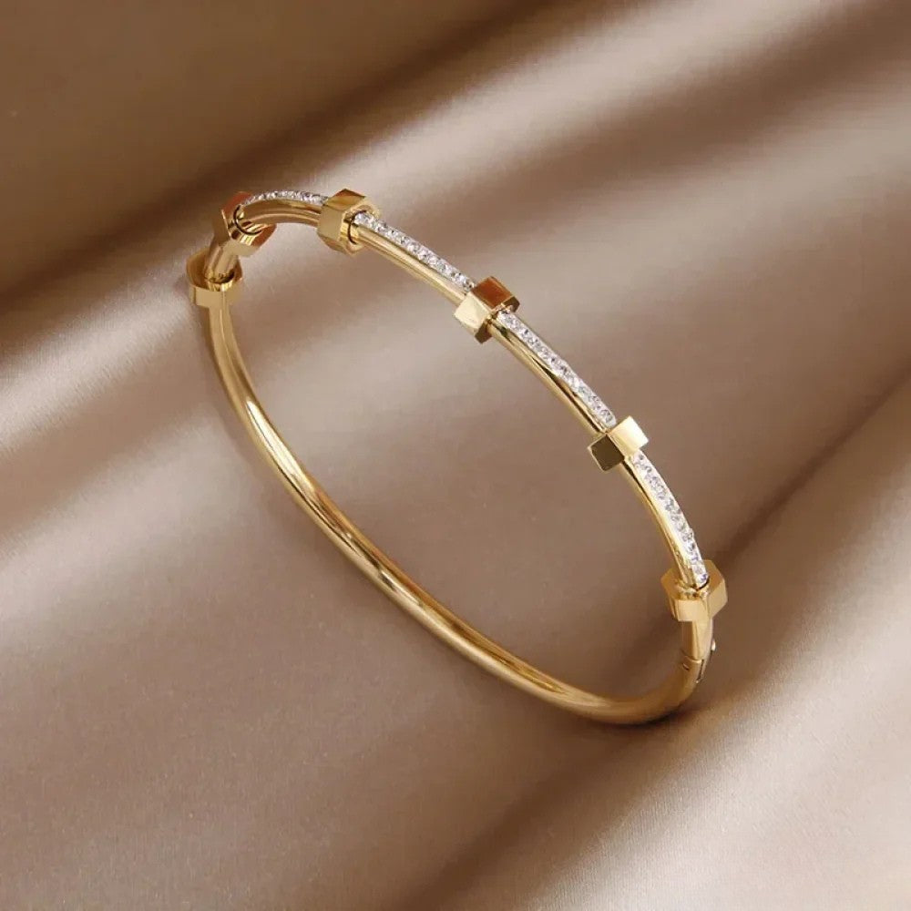Phoebe | Elegant Golden Bracelet in Light Design