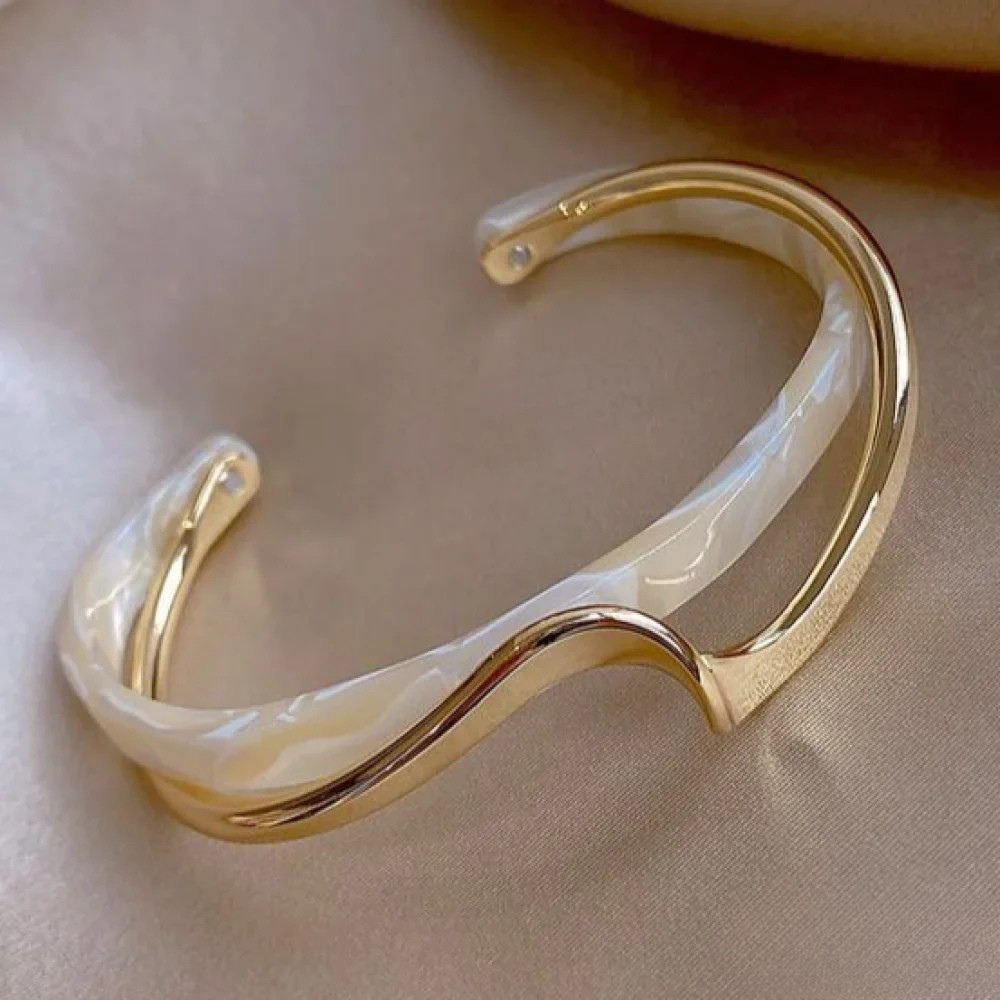 Matilda | Elegant Golden Bracelet with White Opal